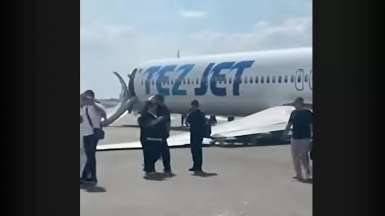 Самолет с пассажирами рухнул на бок в аэропорту Бишкека 