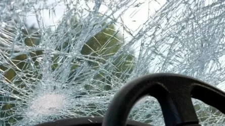 Ночная авария в Алматы унесла жизни двух девушек 