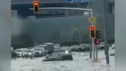 После ливня в Астане соцсети заполнили видео с затопленными улицами