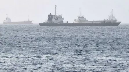 Танкер вспыхнул в Ормузе: судно подорвало на морской мине 