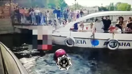 В Астане мужчина упал в реку Есиль во время попытки сделать селфи