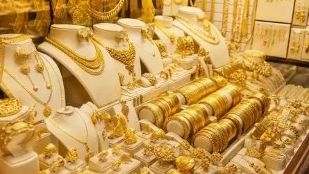 Золото мечется между ростом и падением
