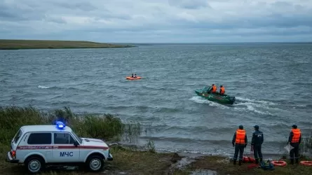 На озере в СКО девушек унесло на надувном матрасе