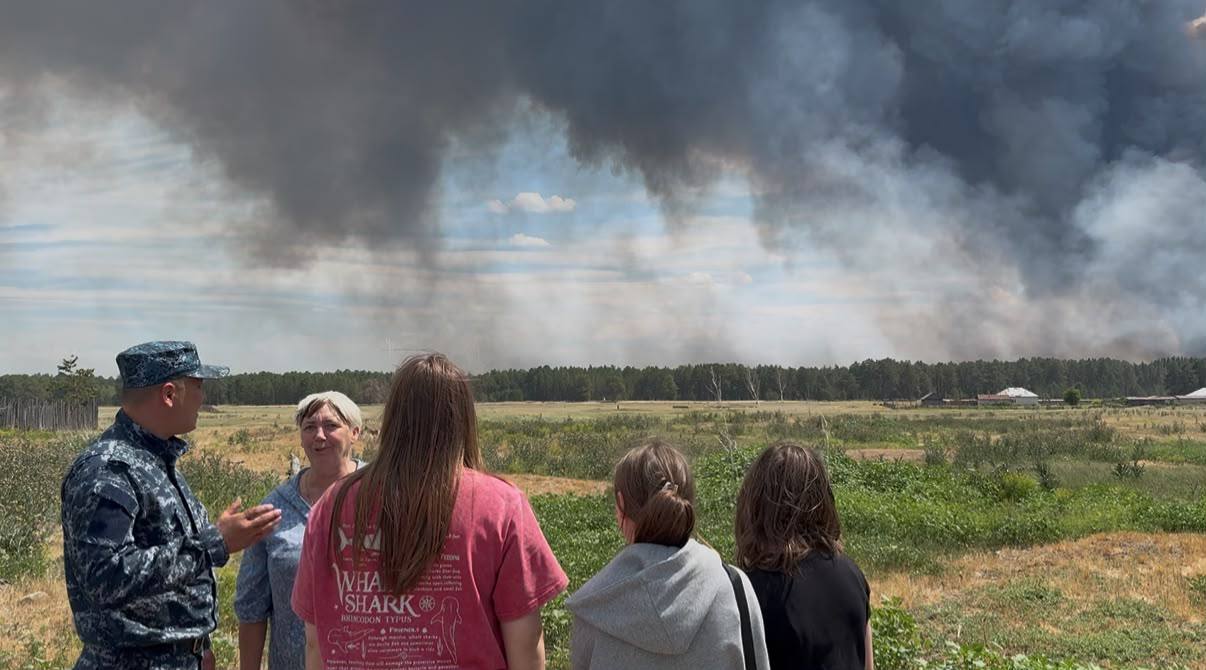 Абай облысында орман өрті кезінде полицейлер балаларды қауіпсіз жерге көтеріп алып шықты