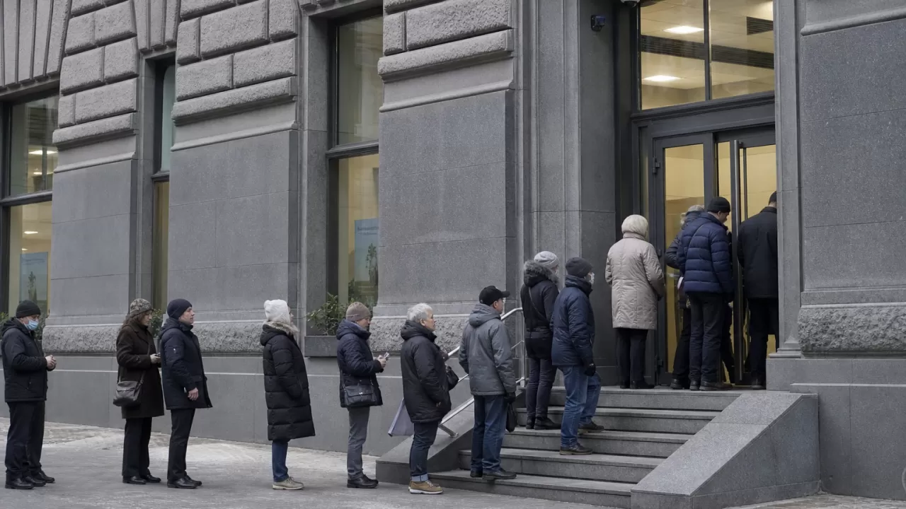 Россияне побежали снимать сбережения из банков