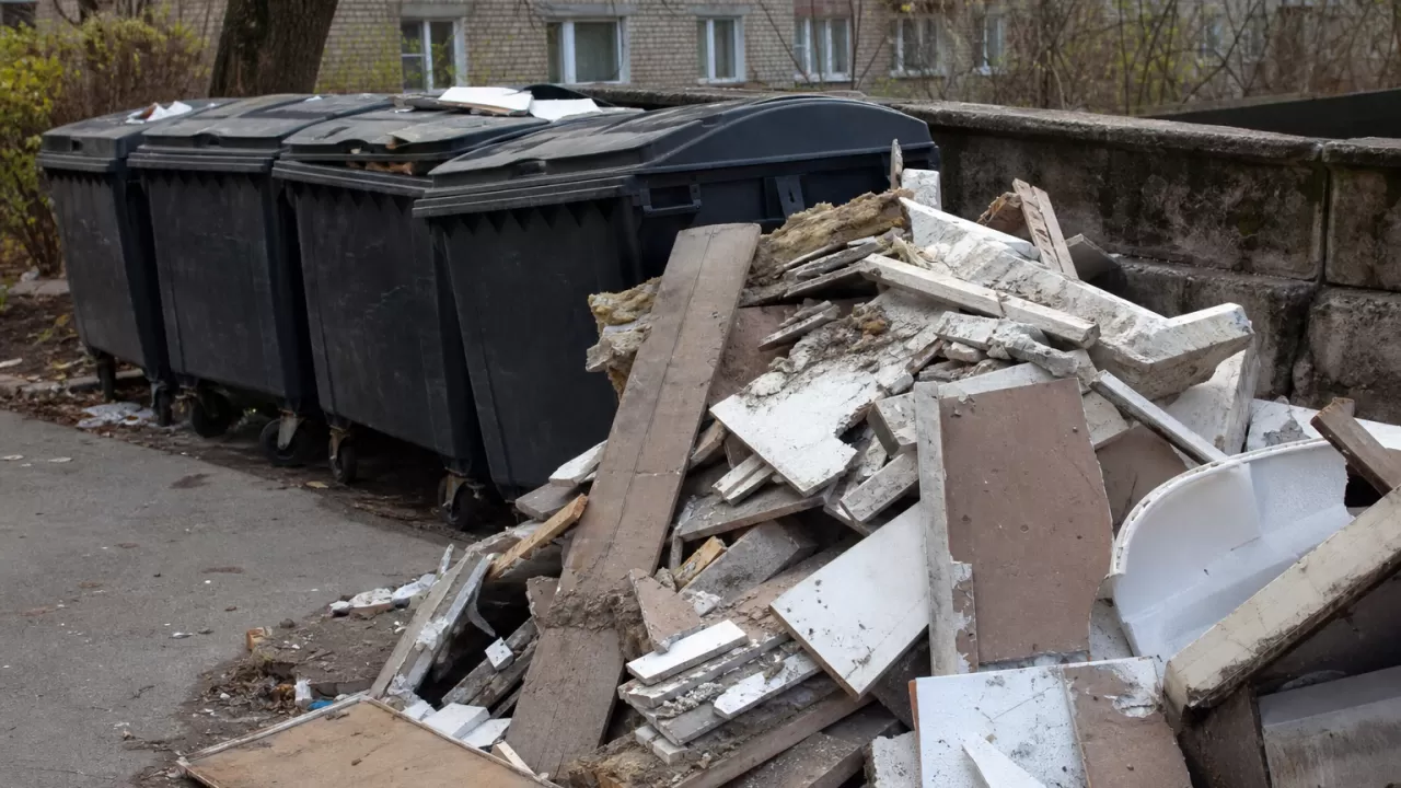 За строймусор у контейнеров в Актобе оштрафовали более 400 человек