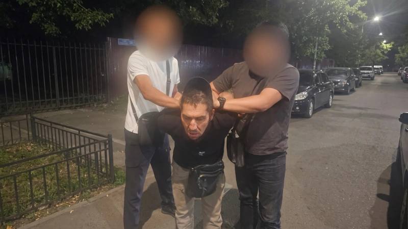 Алматыда автобус ішінде адамға пышақ ала жүгіргендер ұсталды