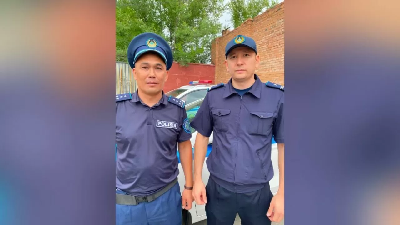 Двух рабочих спасли из канализационного колодца в ВКО