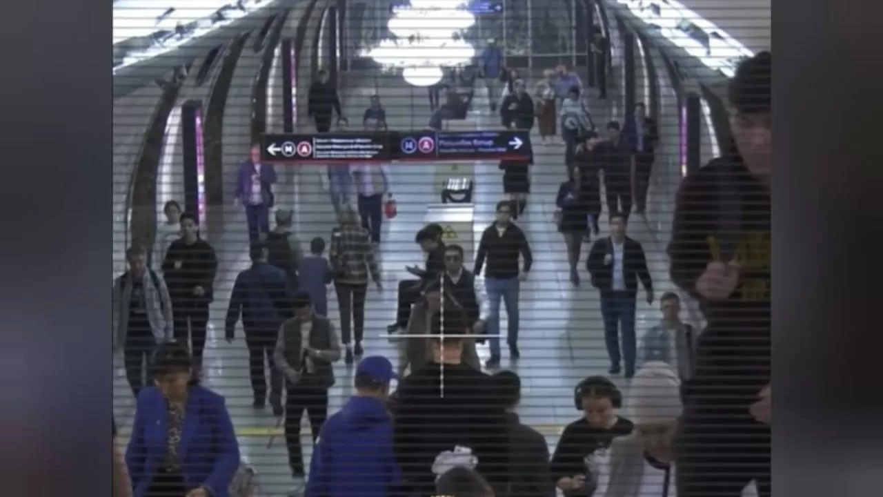 Более 300 запрещенных предметов изъяли с начала года в метро Алматы