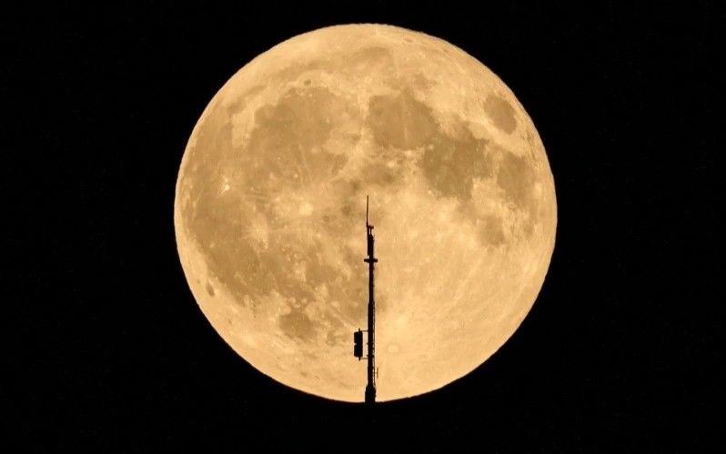 SpaceX зымыранының төрт тонналық бөлігі Айға құлап, жаңа кратер пайда болды