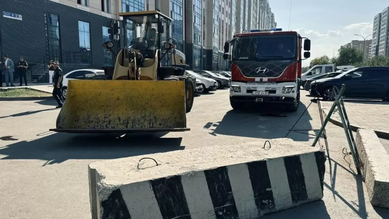Незаконные шлагбаумы и бетонные блоки сносят в Астане 