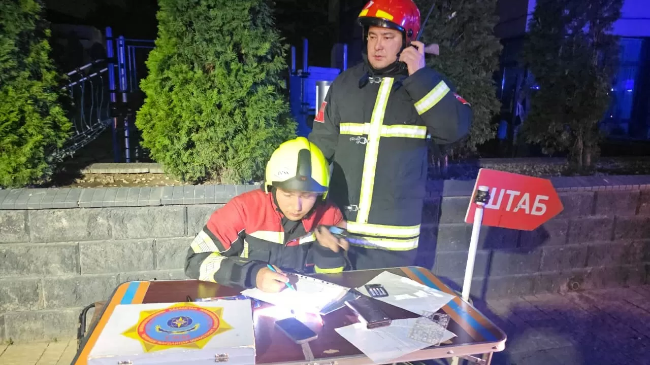 Крупный пожар по повышенному рангу тушили в одном из ЖК Алматы