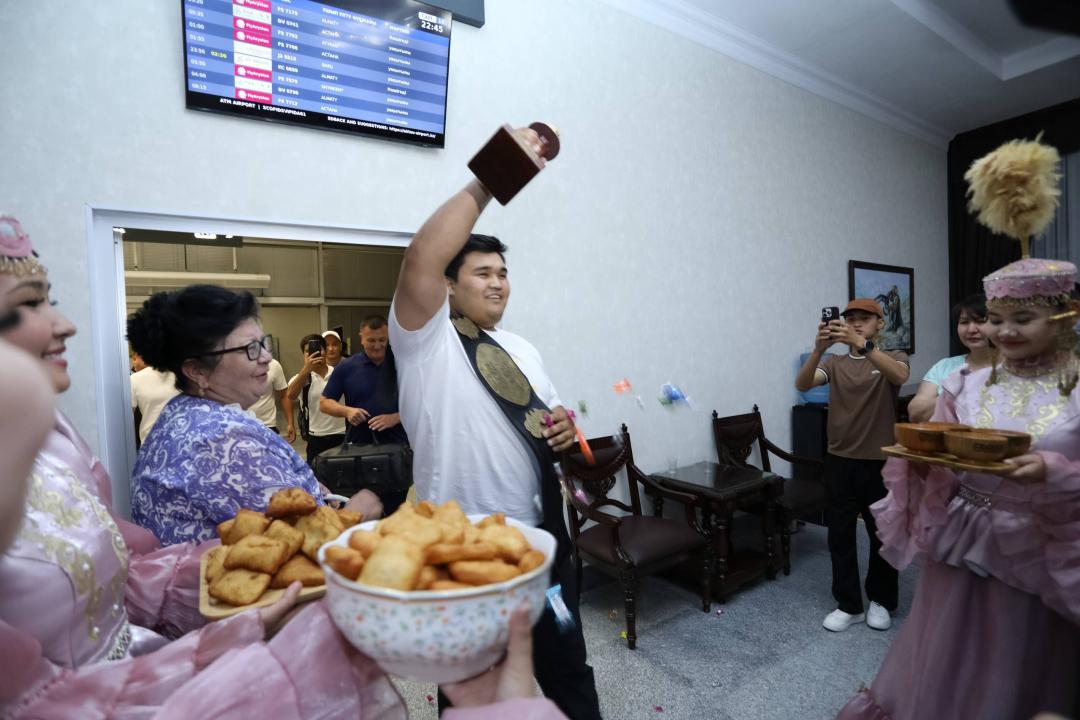 Маңғыстау облысының әкімі &laquo;Қазақстан барысы&raquo; атанған жас палуанға Tiggo 8 автокөлігін сыйға тартты