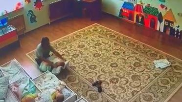 "Лақтырып жіберді, ұрды": Атырауда балабақша тәрбиешісі 1 жасар балаға күш көрсеткен