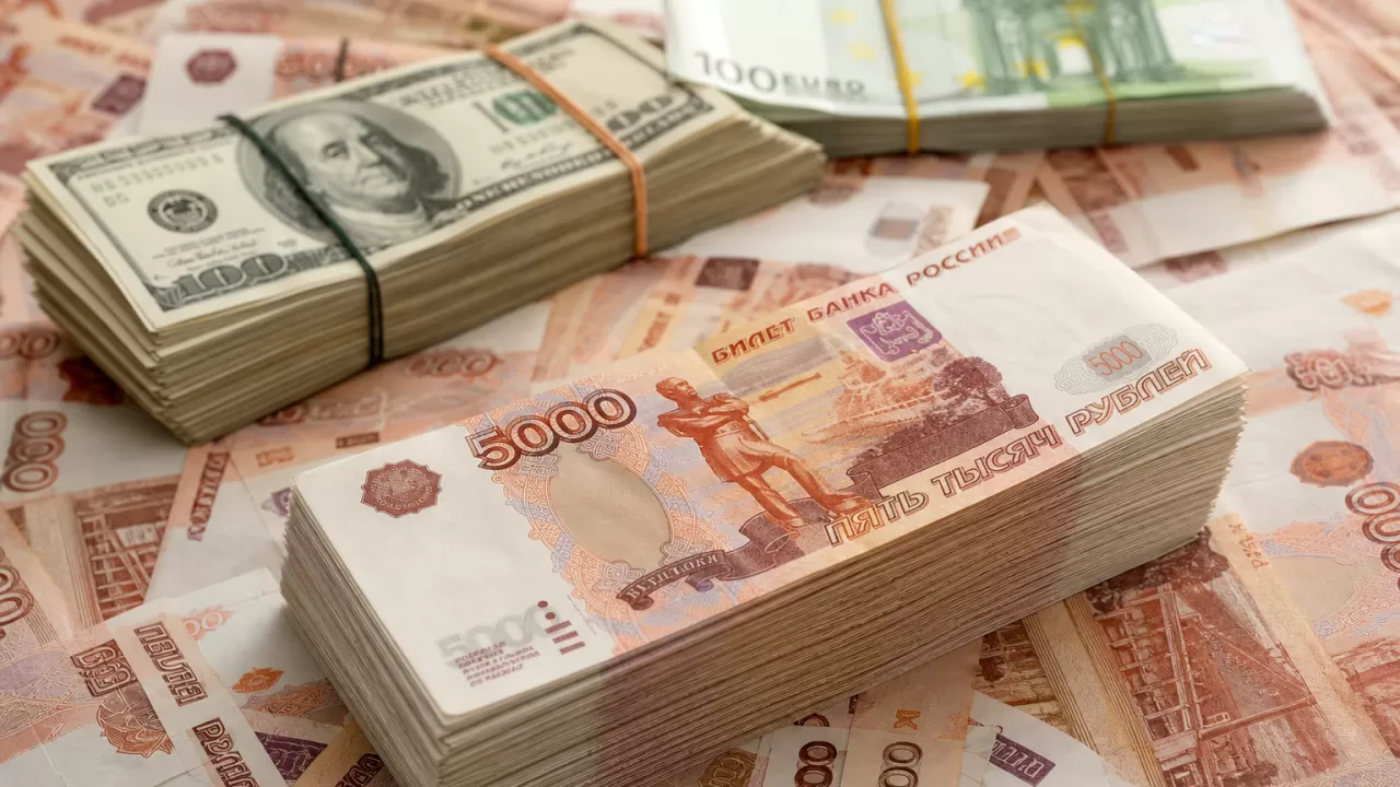 Казахстанцы снова начали покупать рубли 