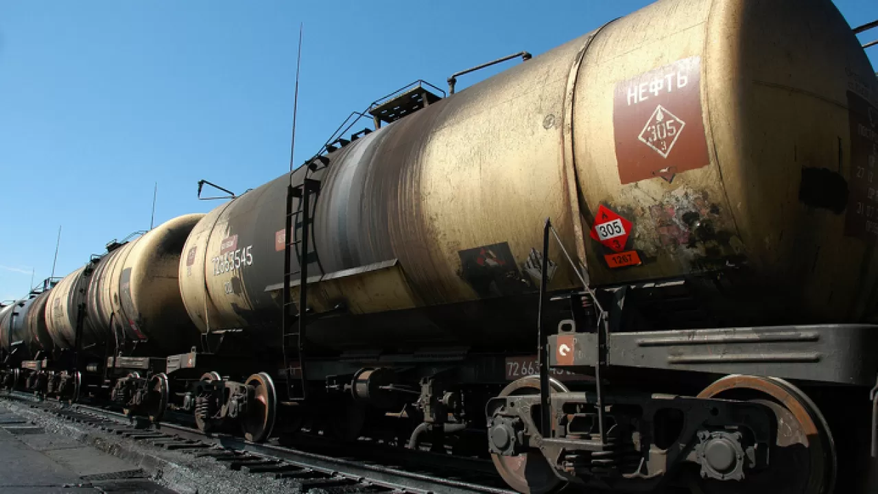 КТЖ отменила запрет на вывоз нефтепродуктов с мини-НПЗ Казахстана 