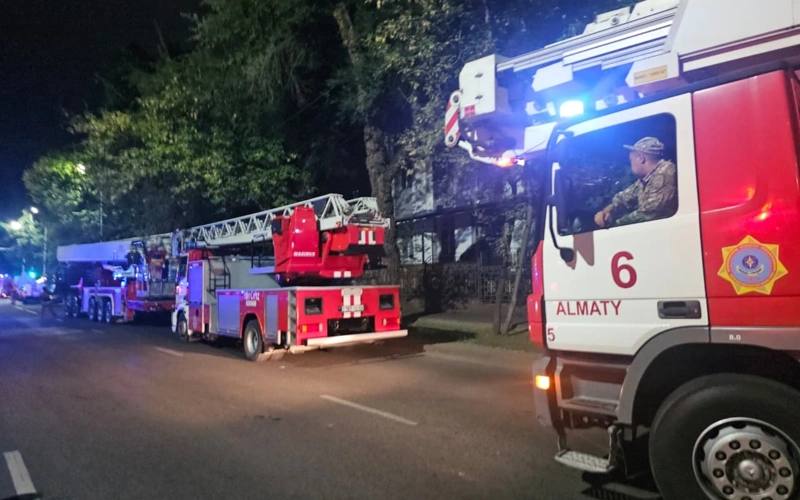 Алматыда 16 қабатты тұрғын үй өртеніп, 127 адам эвакуацияланды