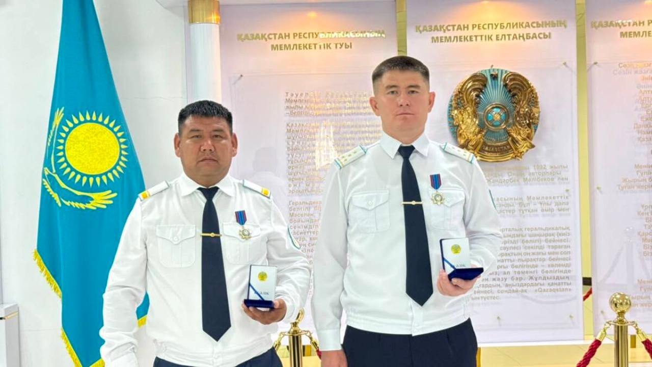 Оралда қарулы қылмыскерді ұстаған 2 полицей марапатталды