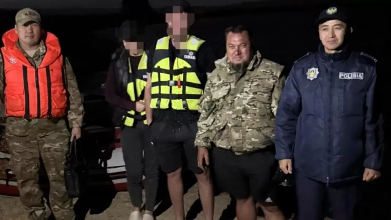ШҚО-да қатты желден қайықпен жағаға жете алмай қалған екі адам құтқарылды