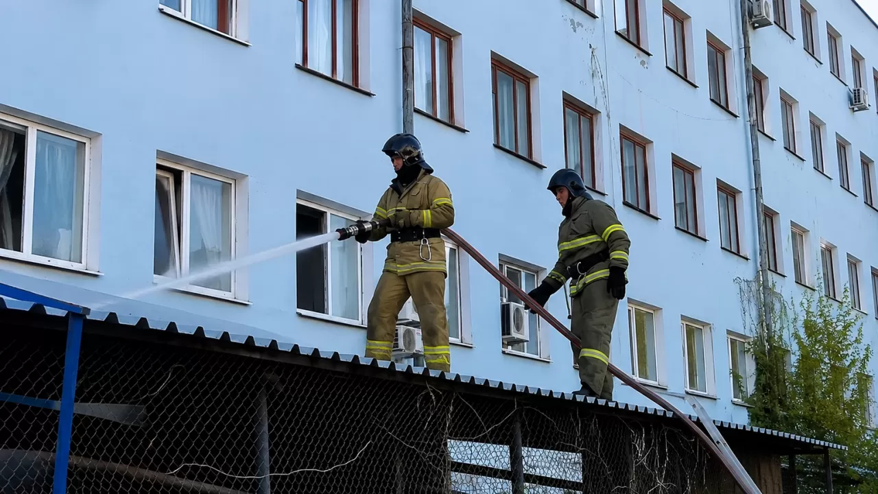 Крыша котельной загорелась у супермаркета в Актобе  