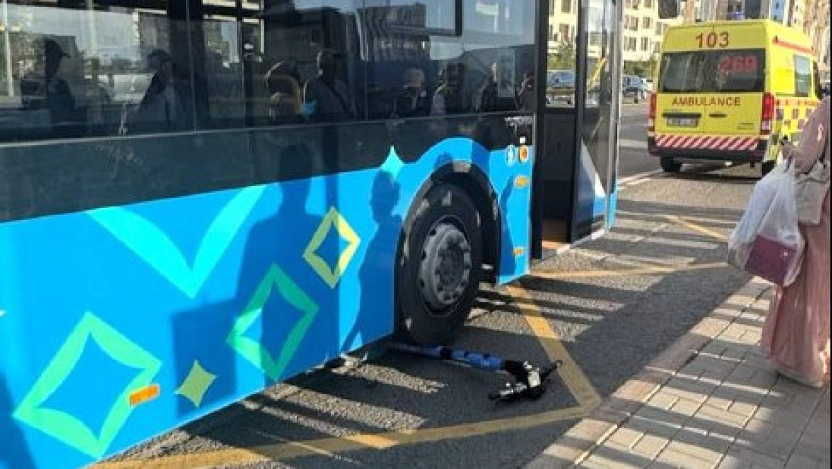 Астанада 3 жасөспірім электросамокатпен автобусқа қарсы жүріп, бірі жол апатына түсті