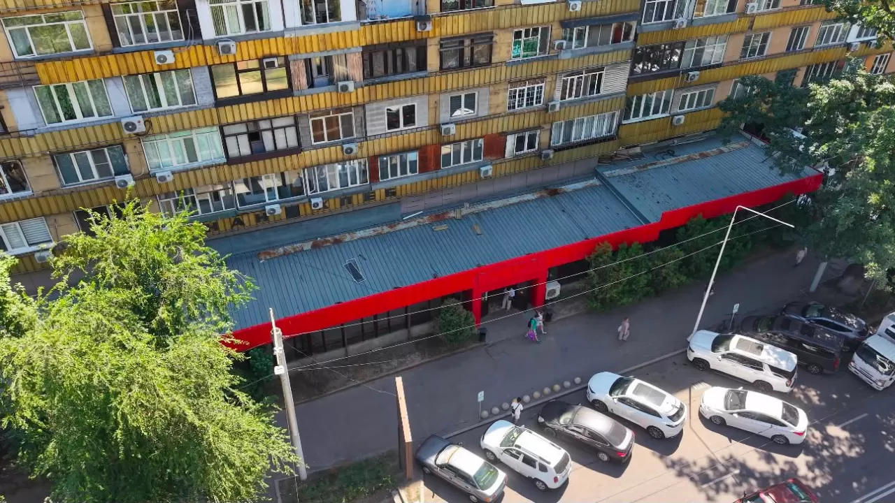 Незаконную пристройку к супермаркету снесли в Алматы