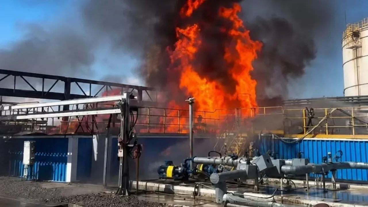 Пламя на территории крупного НПЗ в Казахстане попало на видео 