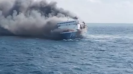 Паром с сотнями пассажиров на борту загорелся в Яванском море