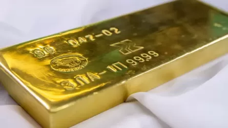 Золото дешевеет на бирже