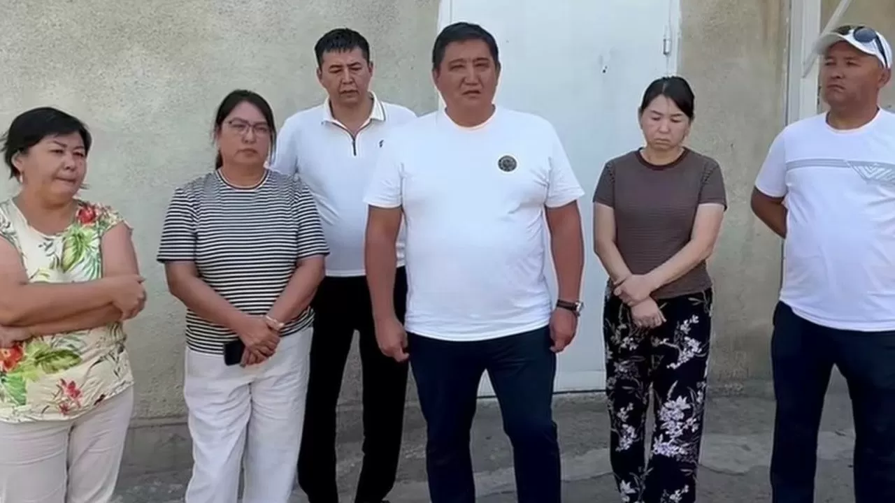 Экс-депутат Бақытжан Базарбек жол апатынан зардап шеккен Нұржігіттің туыстарымен бірге үндеу жасады 