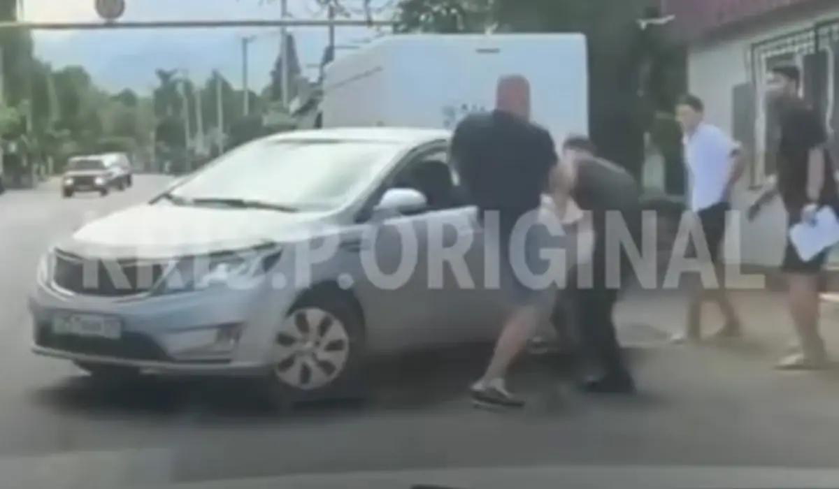 Алматыда жолға таласқан жүргізушілер бір-бірімен төбелесіп қалды