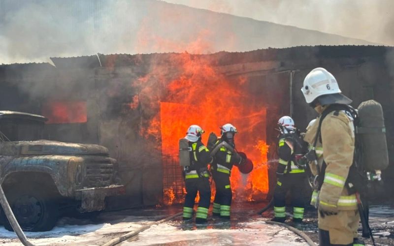 Алматыда қойма өртеніп жатыр