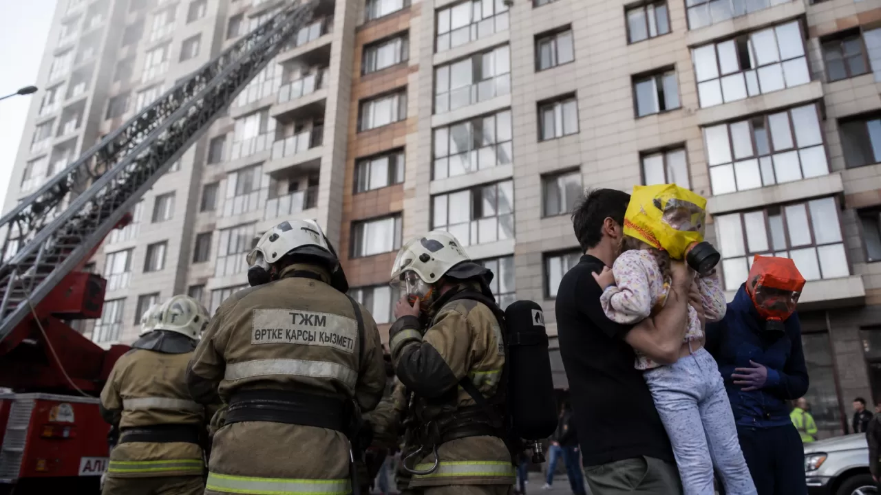 В Алматы вывели из горящей высотки более 100 человек