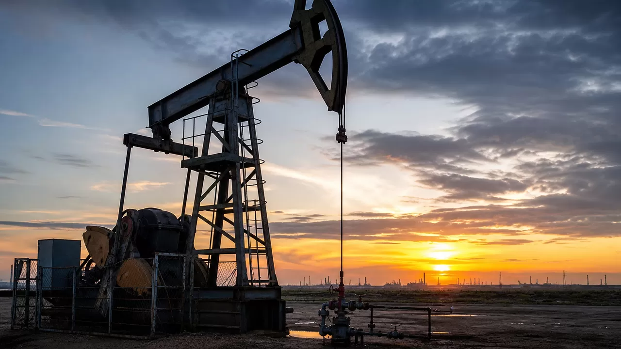 Нефть дешевеет на ожиданиях перемирия с Ираном, но атаки сдерживают снижение