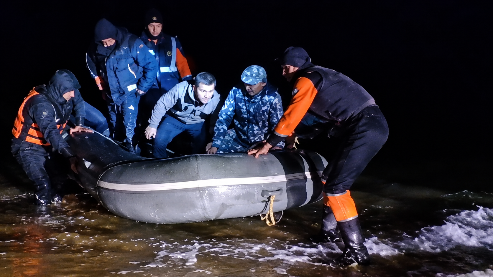 Ночью троих казахстанцев унесло в открытое море в Мангистау  