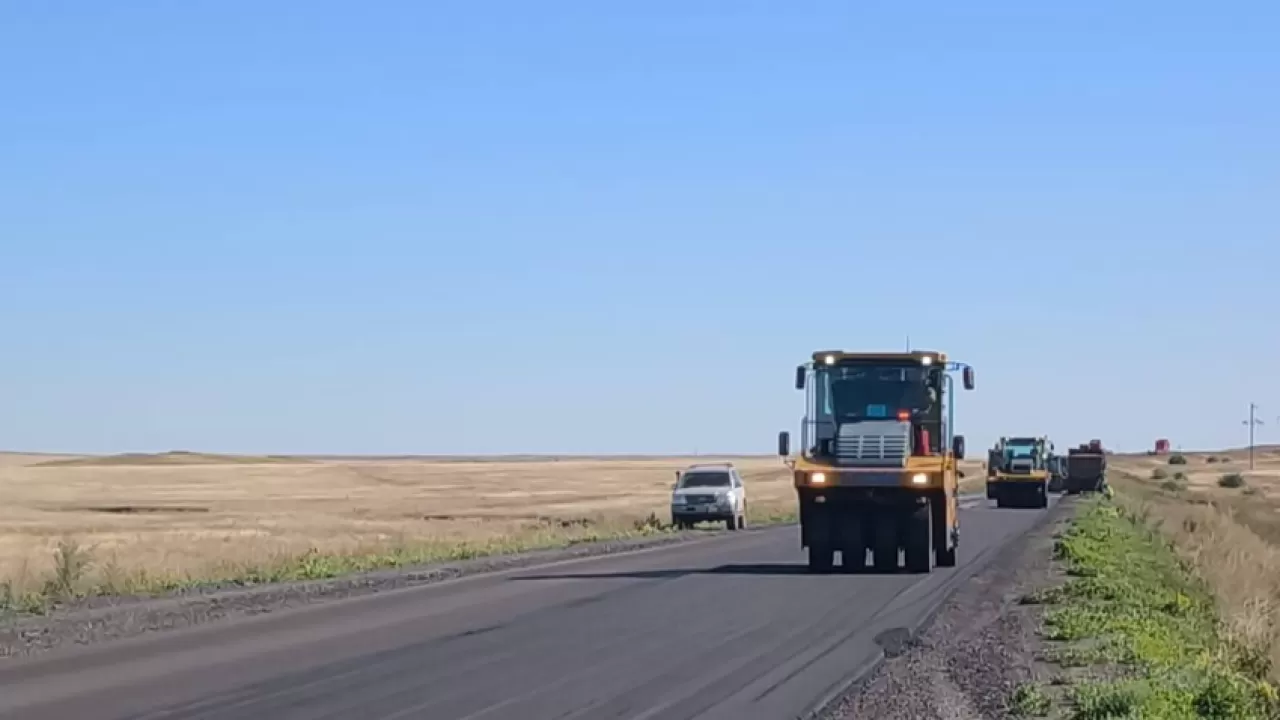Грузовикам закрыли путь на месяц: где в РК вводятся ограничения  