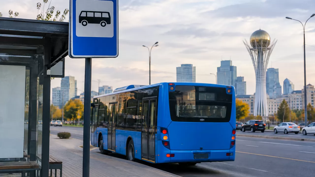 Три автобуса пропускают остановку в центре Астаны
