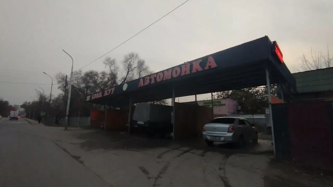 В Алматы снесли незаконную автомойку 