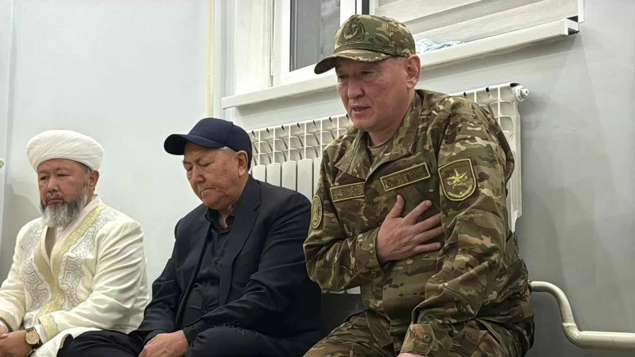 Боль утраты: министр обороны РК навестил семьи погибших на Каспии бойцов