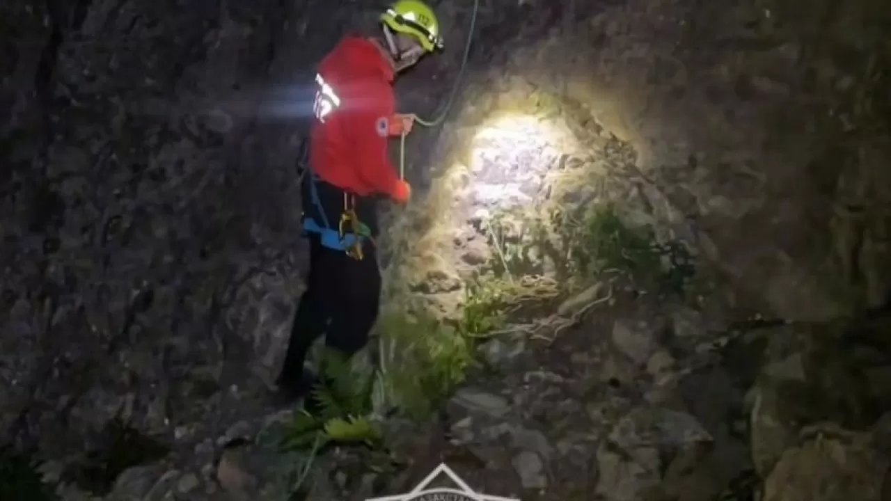 Спасатели пришли на помощь двум подросткам в горах Алматы