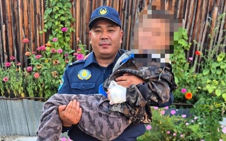 ШҚО-да полицейлер өртенген үйден баланы аман алып шықты