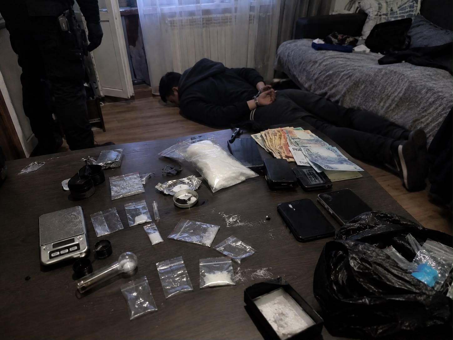 Астанада пәтерден 2 мыңнан астам есірткі түйіншегі табылды