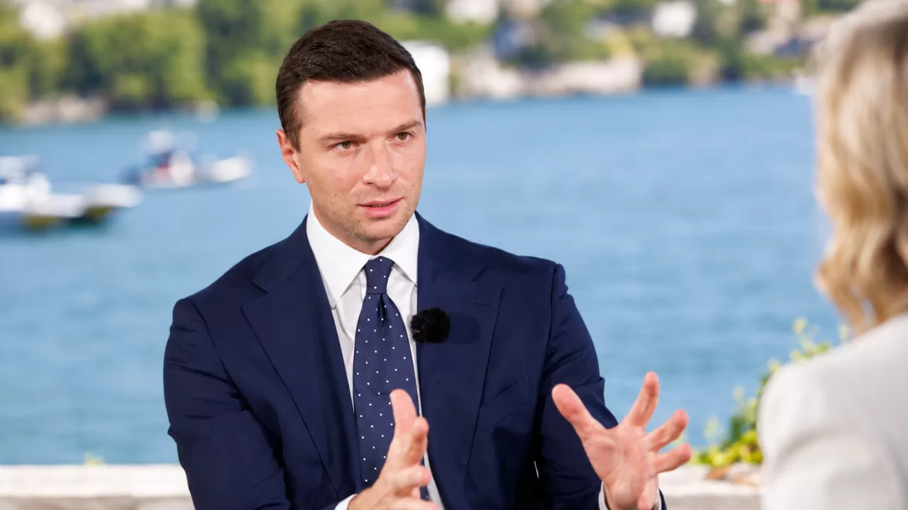 "Мы тонем в долгах": политик призвал изменить подход Франции к помощи Киеву  