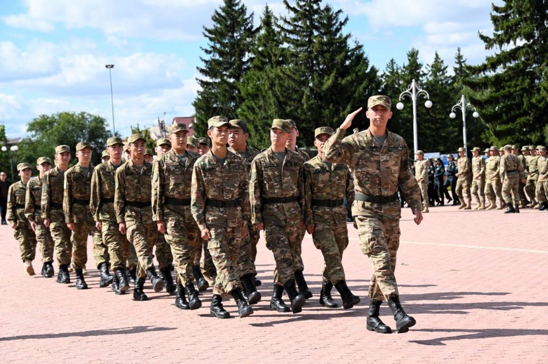 Оралда сарбаздарды әскерге салтанатты түрде шығарып салды