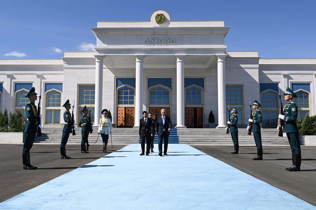 Қасым-Жомарт Тоқаев Қазақстанға ресми сапармен келген Лаос Президентін елорда әуежайынан шығарып салды