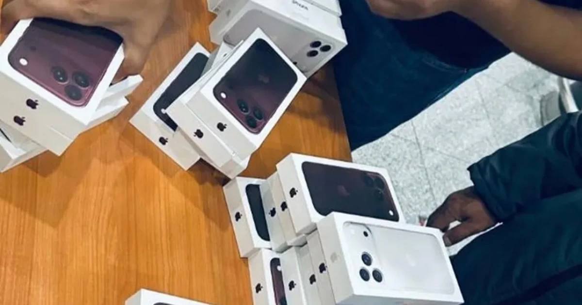 Астана әуежайында 223 "iPhone 18"-ді заңсыз әкелмек болғандар ұсталды 
