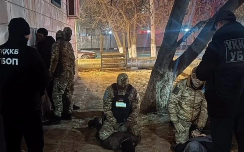 Қызылордада ақша бопсалаған қылмыстық топтың 8 мүшесі сотталды