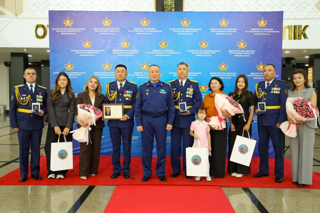 Әскери ұшқыштар табиғи өрттерді сөндіргені үшін марапатталды