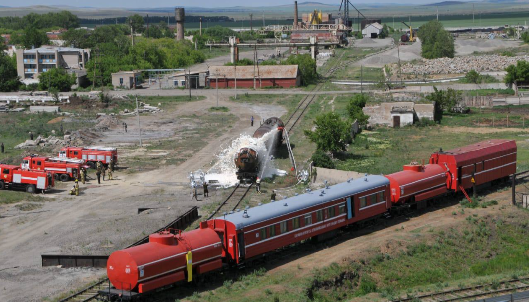 Пожарные поезда вступили в борьбу с огнем в регионах Казахстана  