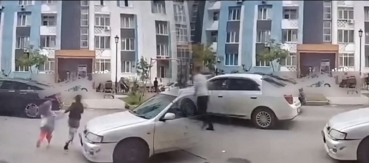 Алматы облысындағы тұрғын үй ауласында 2 баланы көлік қағып кетті